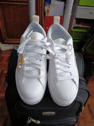 Zapatillas Puma Blancas y Doradas