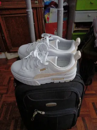 Zapatillas Puma Blancas y Doradas