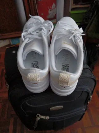 Zapatillas Puma Blancas y Doradas