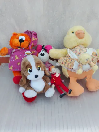 Lote de 4 peluches: mono, unicornio, conejo y león