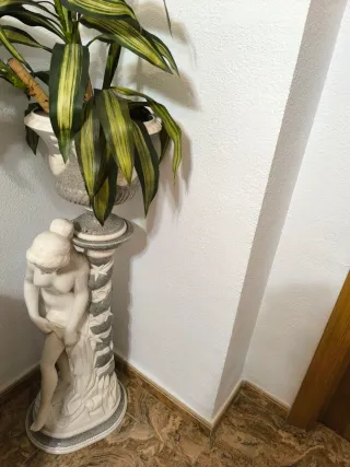 Figura Clásica 85cm + Maceta Decorativa