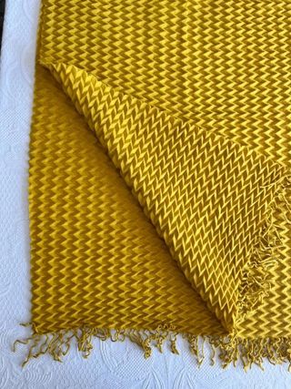 Bufanda mostaza texturizada chevron con flecos...