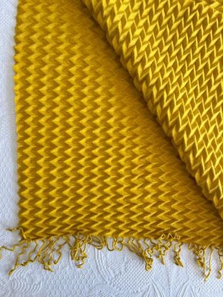 Bufanda mostaza texturizada chevron con flecos...