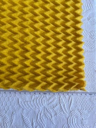 Bufanda mostaza texturizada chevron con flecos...