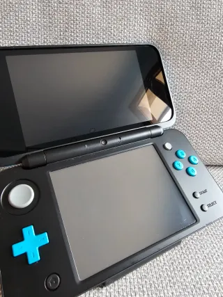 Nintendo 2DS XL Nera con caricatore