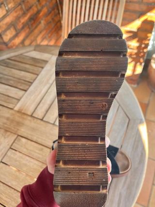 Sandalias negras de ante con cuña efecto...