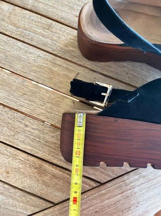 Sandalias negras de ante con cuña efecto...