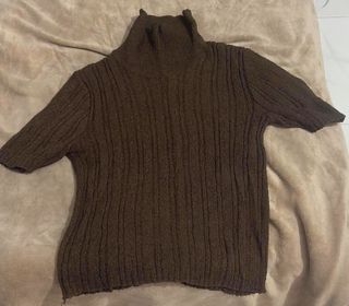 Jersey punto manga corta cuello alto marrón