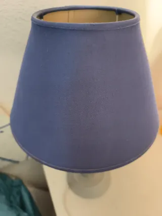 Lámpara de mesa , tulipa azul añil y pie de madera