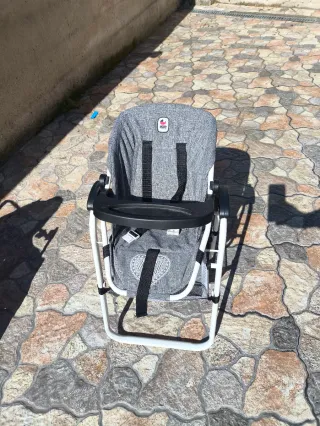 Trona de juguete gris