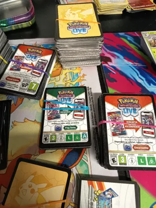 Circa 600 carte Pokémon LIVE nuove