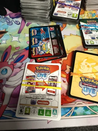Circa 600 carte Pokémon LIVE nuove
