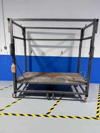 Plataforma elevadora metálica con ruedas