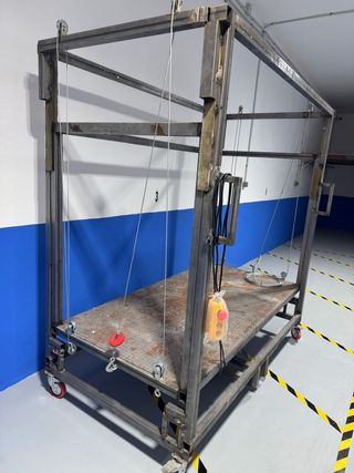 Plataforma elevadora metálica con ruedas