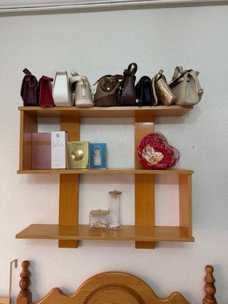 Cabecero de madera con estantería y espejo