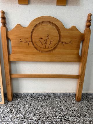 Cabecero de madera con estantería y espejo