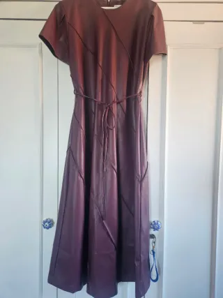 Vestido polipiel burdeos