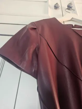 Vestido polipiel burdeos