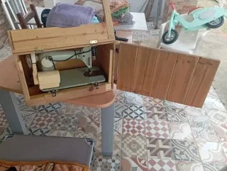 Máquina de coser antigua en caja de madera