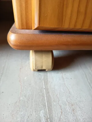 Mueble TV Pino Macizo con Ruedas