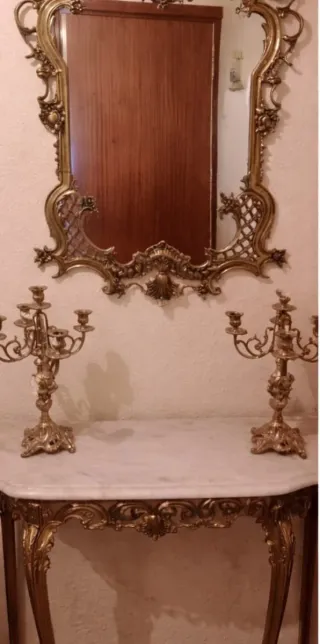 Espejo de entrada dorado con marco ornamentado