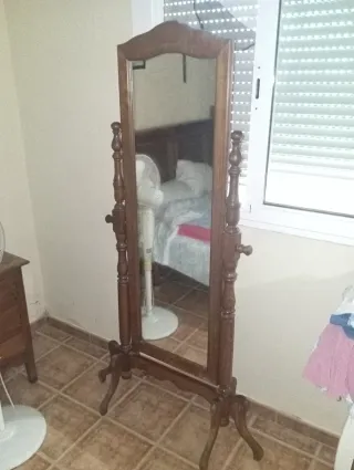 Espejo de pie antiguo de madera