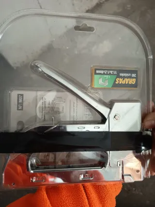 Grapadora con 200 grapas 11.3x1.2x8mm