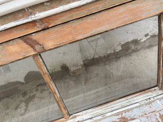 Ventanal antiguo de madera