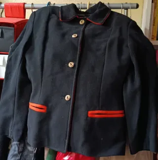 Chaqueta negra con detalles naranjas