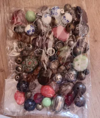 Lote de 60 piezas y cuentas para bisutería.