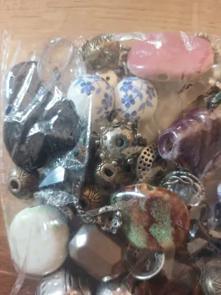 Lote de 60 piezas y cuentas para bisutería.