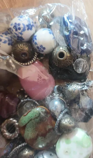 Lote de 60 piezas y cuentas para bisutería.