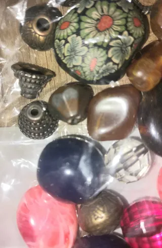 Lote de 60 piezas y cuentas para bisutería.