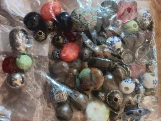 Lote de 60 piezas y cuentas para bisutería.