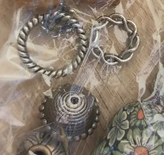 Lote de 60 piezas y cuentas para bisutería.