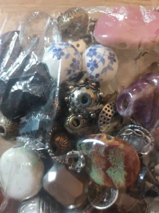 Lote de 60 piezas y cuentas para bisutería.