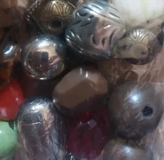 Lote de 60 piezas y cuentas para bisutería.