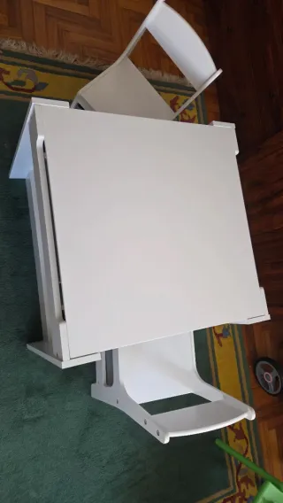 Mesa y 2 sillas infantiles blancas con pizarra