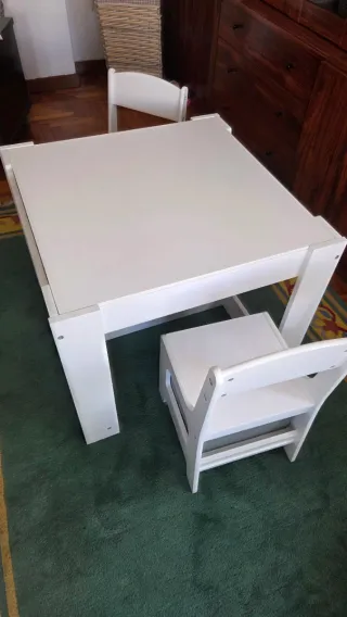 Mesa y 2 sillas infantiles blancas con pizarra
