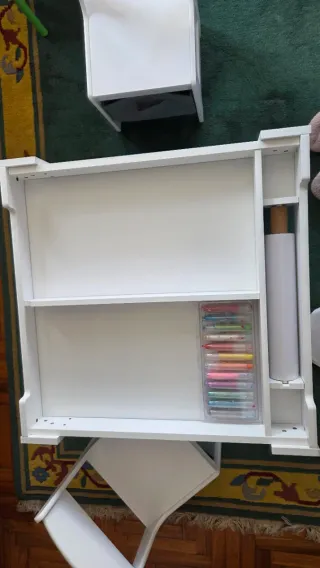 Mesa y 2 sillas infantiles blancas con pizarra