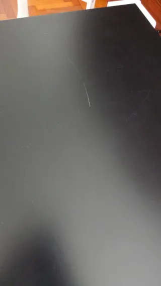 Mesa y 2 sillas infantiles blancas con pizarra