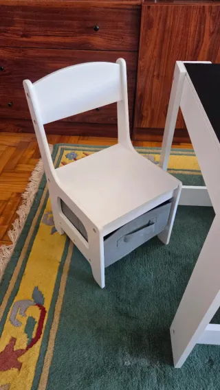 Mesa y 2 sillas infantiles blancas con pizarra