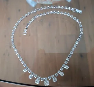 Collar de plata con pedrería