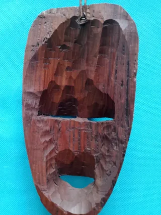 Maschera etnica in legno con conchiglie