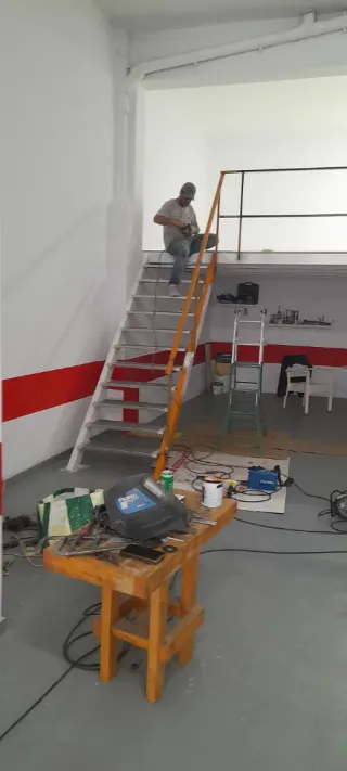 Hago trabajos de cerrajería y  albañilería