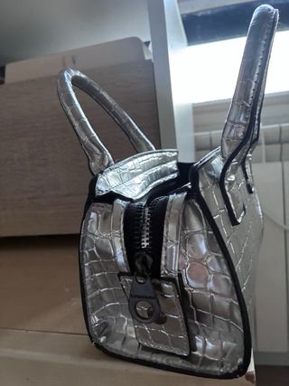 Bolso de mano plateado efecto piel cocodrilo