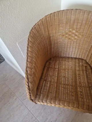 Comodo divano in vimini con gambe in legno