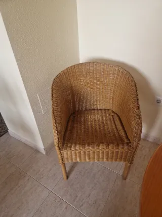 Comodo divano in vimini con gambe in legno