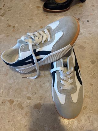 Zapatillas deportivas beige y blancas dice 40