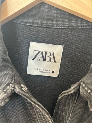 Cazadora vaquera Zara negra con flecos